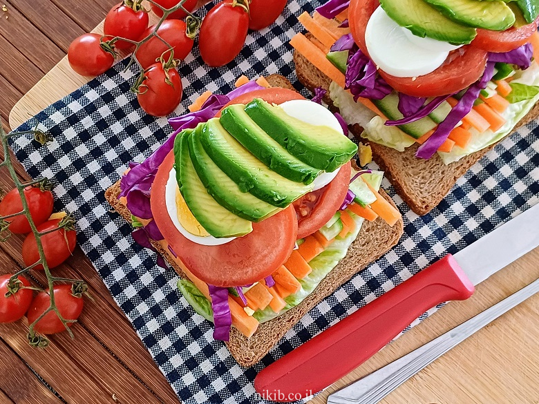 כריך מושקע לארוחת בוקר (מדהים!) כריך מושקע לארוחת בוקר (מדהים!)