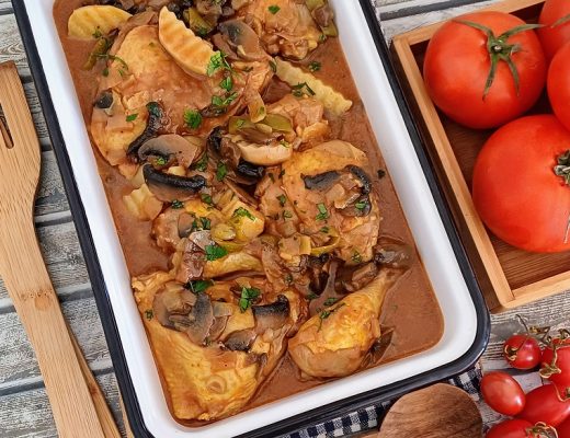 עוף עם תפוחי אדמה ופטריות בסיר