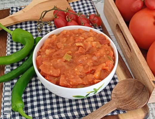 סלט עגבניות שום ופלפל ירוק חריף