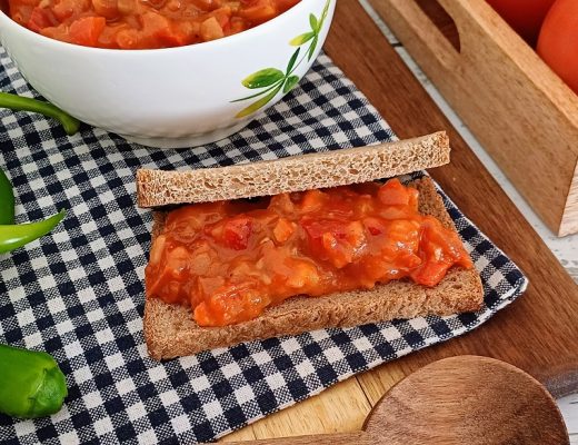 סלט עגבניות שום ופלפל ירוק חריף