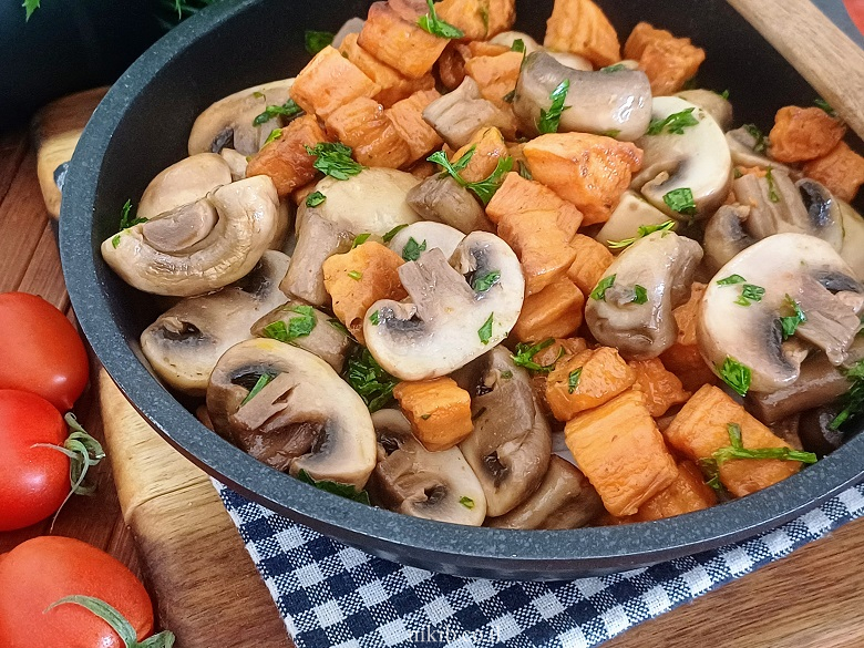 פטריות מוקפצות בצ'ילי מתוק פטריות מוקפצות בצ'ילי מתוק