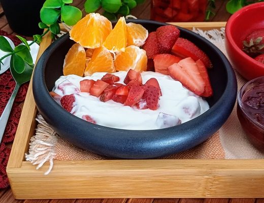 תותים עם שמנת חמוצה