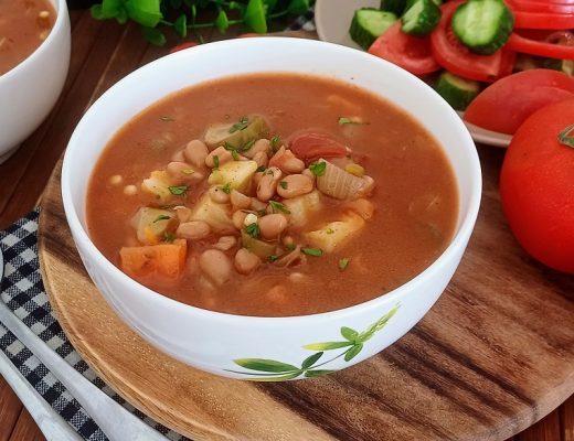 מרק שעועית וירקות עשיר