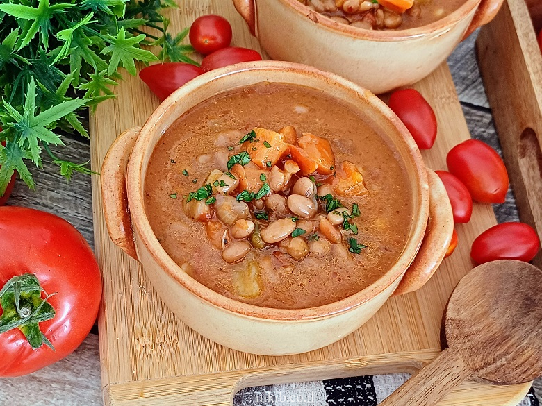 מרק שעועית חורפי צמחוני מרק שעועית חורפי צמחוני