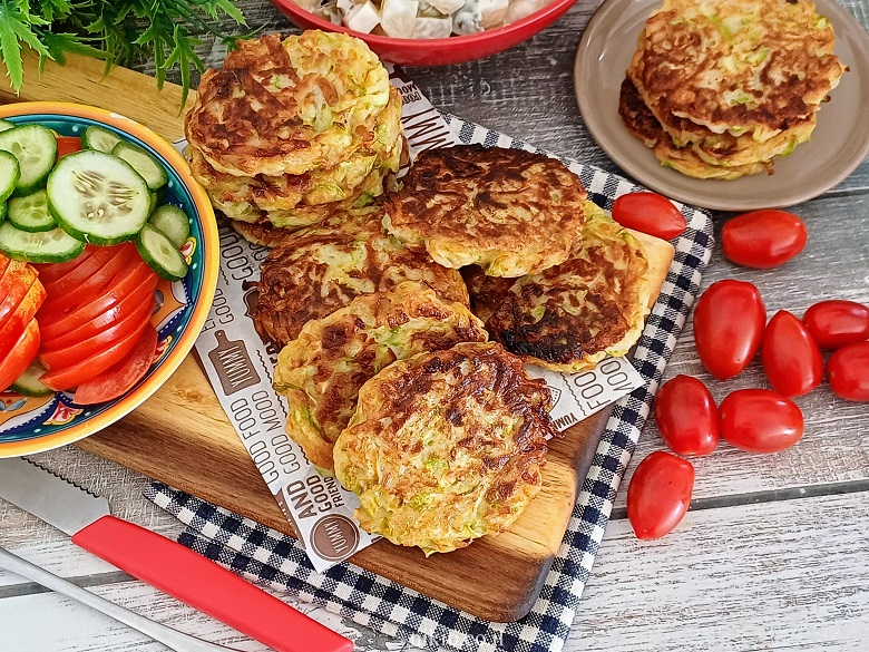 לביבות קולורבי וקישואים