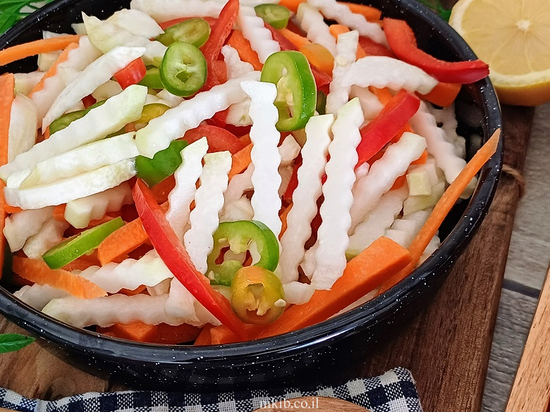 סלט קולורבי בלימון פשוט וממכר