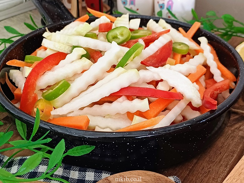 סלט קולורבי בלימון פשוט וממכר