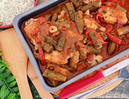 עוף עם במיה ברוטב עגבניות