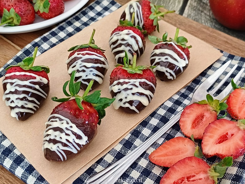 תותים מצופים בשוקולד