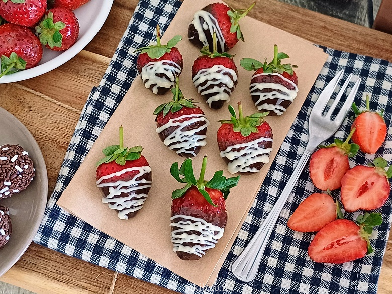 תותים מצופים בשוקולד