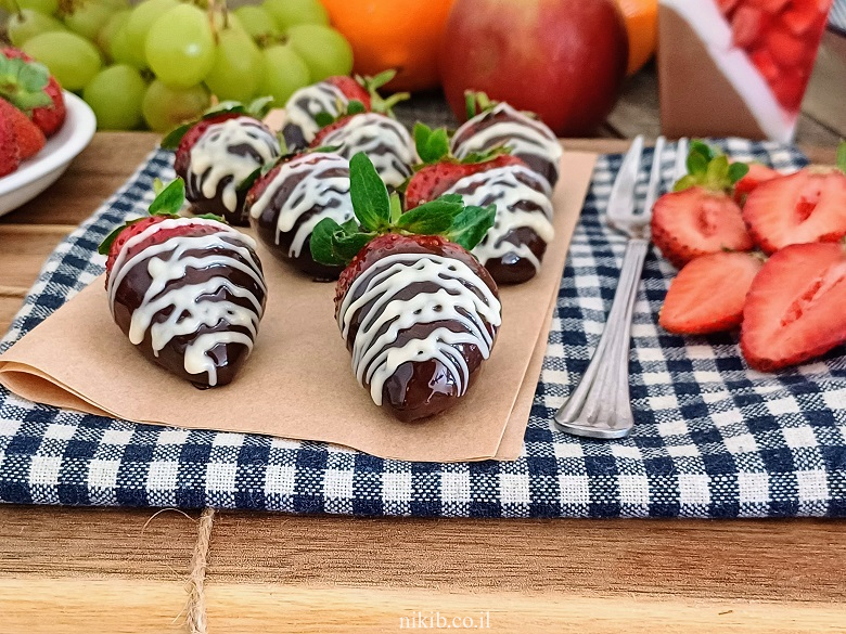 תותים מצופים בשוקולד תותים מצופים בשוקולד
