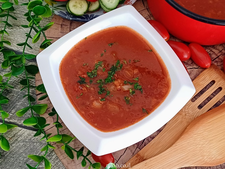 מרק עגבניות ועדשים כתומות