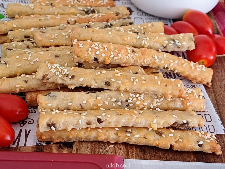 מקלות גבינה וזיתים נשנוש מושלם לשבת בבוקר