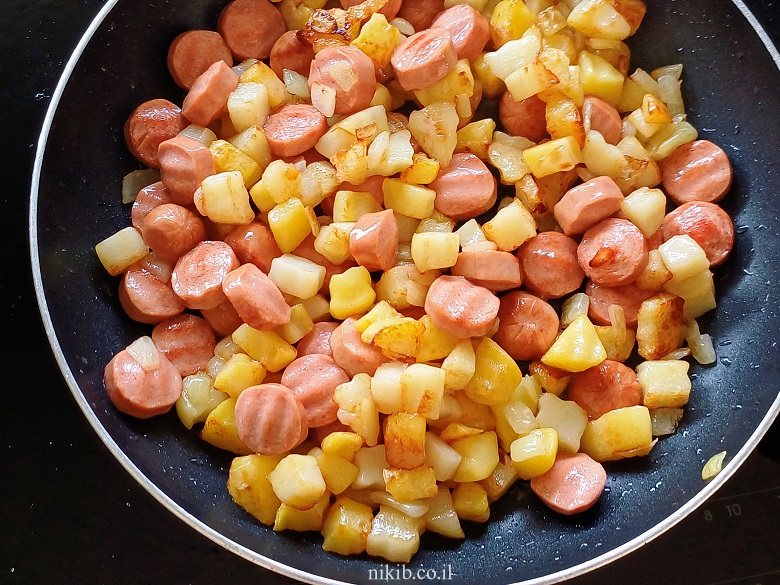 נקניקיות עם תפוחי אדמה וביצים נקניקיות עם תפוחי אדמה וביצים