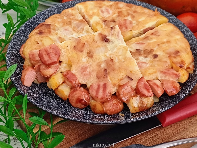 נקניקיות עם תפוחי אדמה וביצים נקניקיות עם תפוחי אדמה וביצים