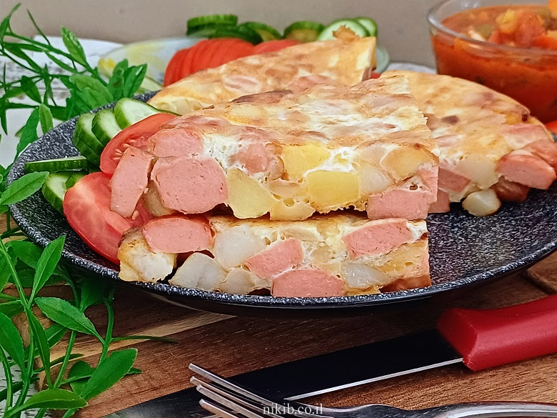 נקניקיות עם תפוחי אדמה וביצים נקניקיות עם תפוחי אדמה וביצים