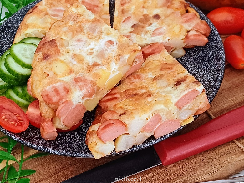 נקניקיות עם תפוחי אדמה וביצים נקניקיות עם תפוחי אדמה וביצים