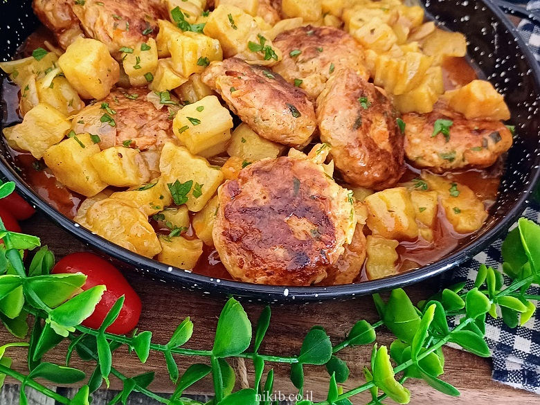 קציצות חזה עוף ברוטב צהוב קציצות חזה עוף ברוטב צהוב