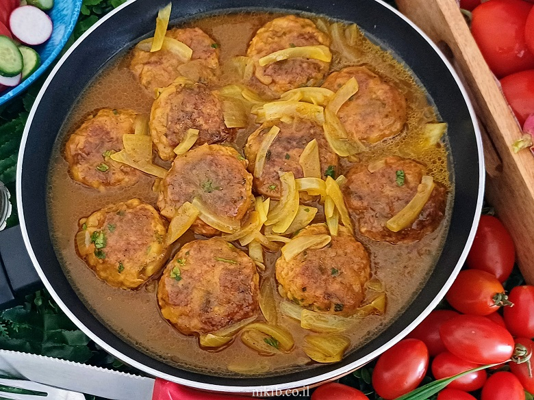 קציצות עוף רכות ברוטב צהוב קציצות עוף רכות ברוטב צהוב