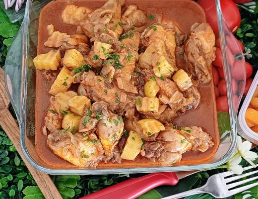 תבשיל עוף עם תפוחי אדמה בסיר