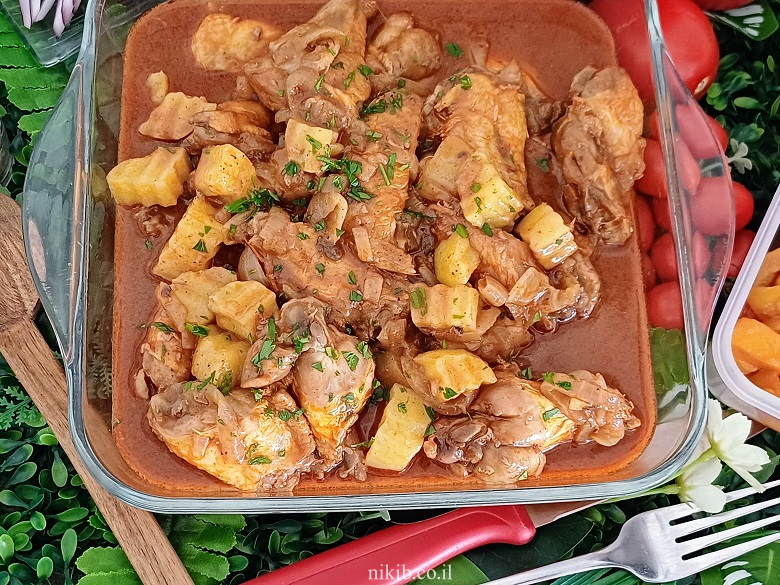 תבשיל עוף עם תפוחי אדמה בסיר