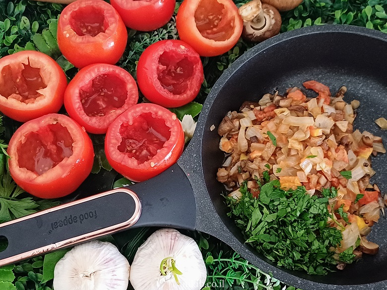 עגבניות ממולאות צמחוני עגבניות ממולאות צמחוני