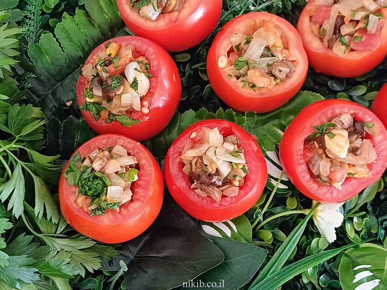 עגבניות ממולאות צמחוני עגבניות ממולאות צמחוני