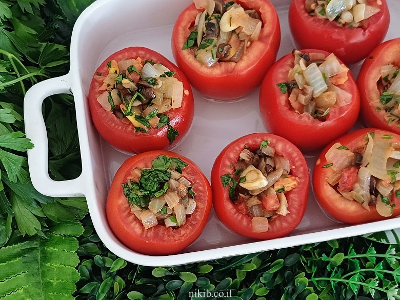 עגבניות ממולאות צמחוני עגבניות ממולאות צמחוני