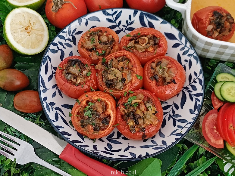 עגבניות ממולאות צמחוני עגבניות ממולאות צמחוני