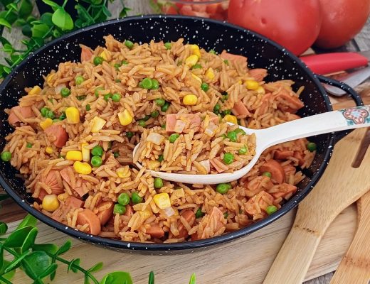 נקניקיות ואורז בסיר אחד