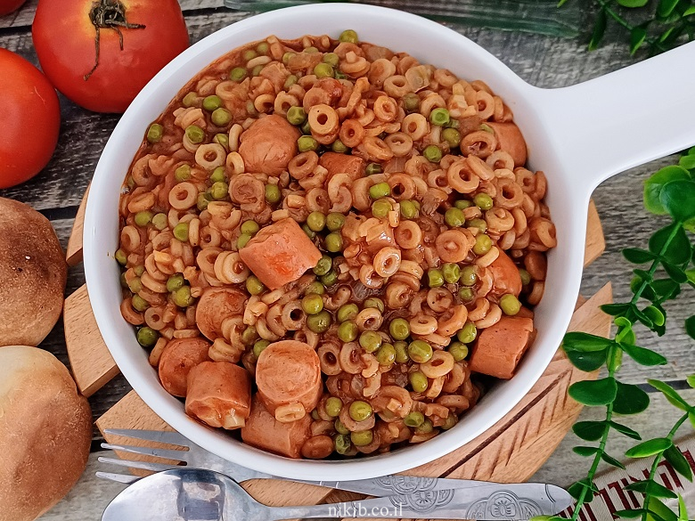 נקניקיות עם פתיתים בסיר אחד