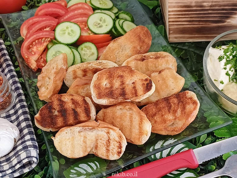 לחם שום מהיר עם גבינה צהובה לחם שום מהיר עם גבינה צהובה