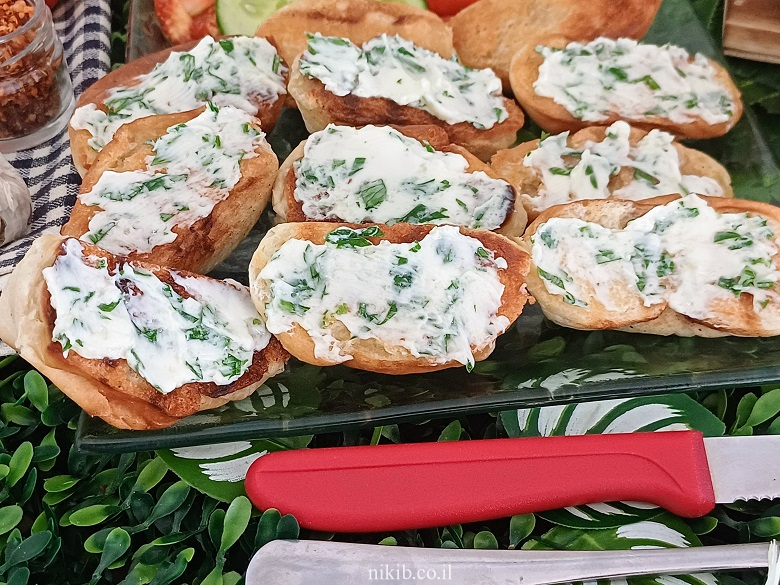 לחם שום מהיר עם גבינה צהובה לחם שום מהיר עם גבינה צהובה