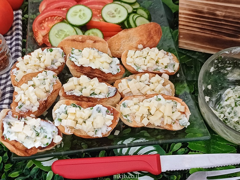 לחם שום מהיר עם גבינה צהובה לחם שום מהיר עם גבינה צהובה