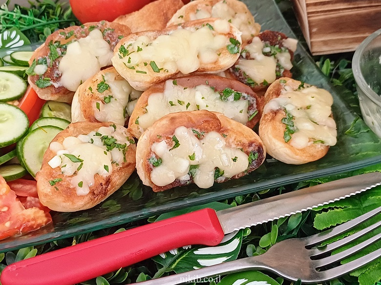 לחם שום מהיר עם גבינה צהובה לחם שום מהיר עם גבינה צהובה