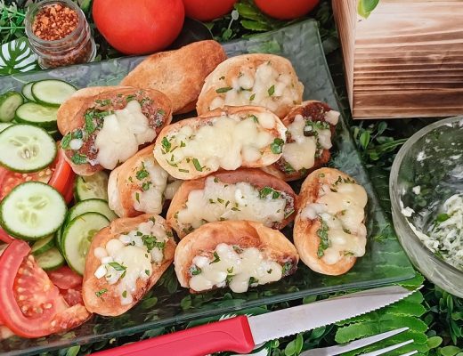 לחם שום מהיר עם גבינה צהובה