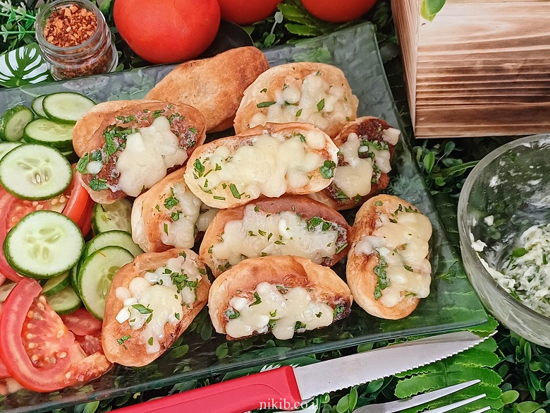 לחם שום מהיר עם גבינה צהובה