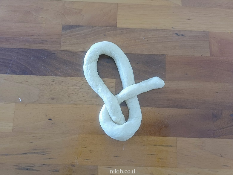 קליעת לחמניות שמיניה מרצועה אחת