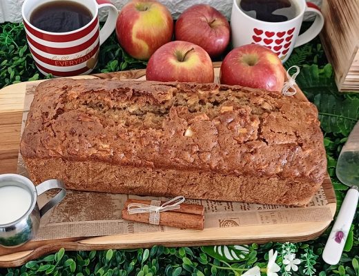 עוגת תפוחים ושיבולת שועל