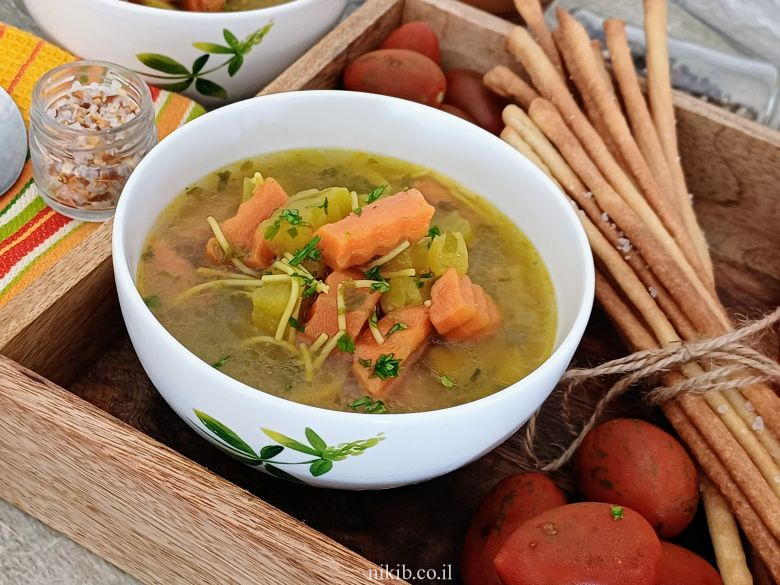 מרק ירקות ואטריות