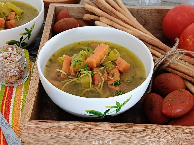 מרק ירקות עם אטריות