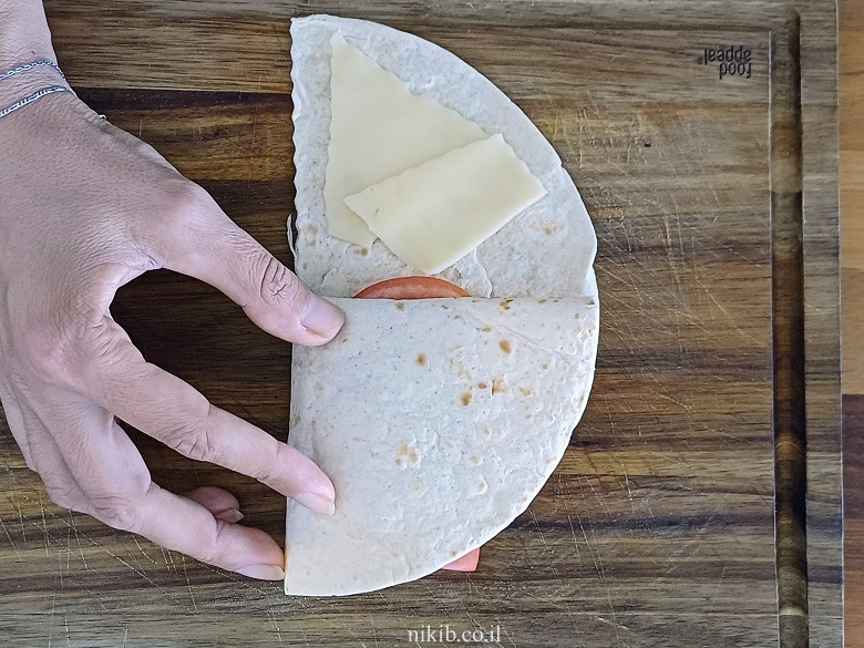 טורטייה עם טונה: ארוחת צהריים קלה, מהירה ומשביעה ב-5 דקות