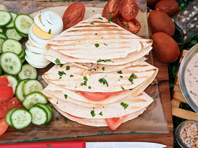 טורטייה עם טונה: ארוחת צהריים קלה, מהירה ומשביעה ב-5 דקות