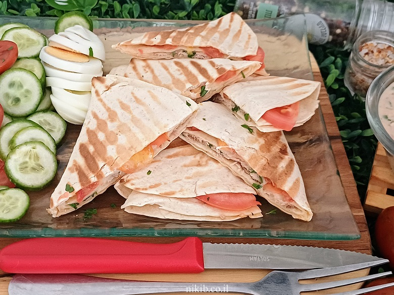 טורטייה עם טונה: ארוחת צהריים קלה, מהירה ומשביעה ב-5 דקות