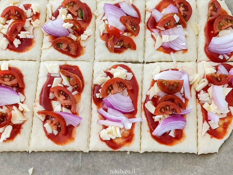 פיצה קלה לילדים: מתכון לחטיפי פיצה מרובעים