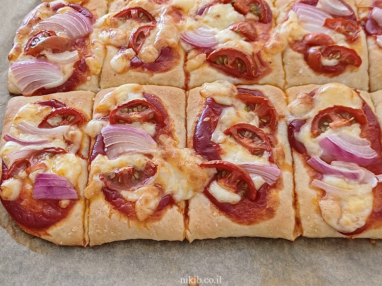 פיצה קלה לילדים: מתכון לחטיפי פיצה מרובעים