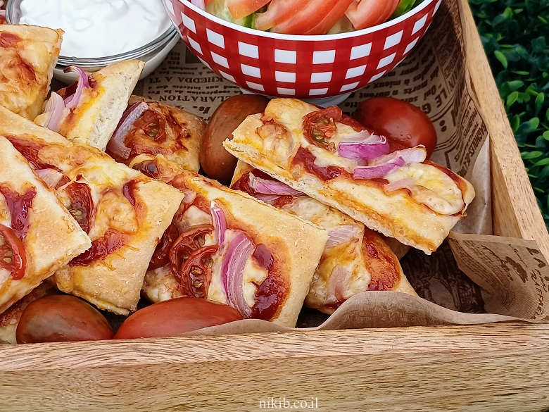 פיצה קלה לילדים: מתכון לחטיפי פיצה מרובעים