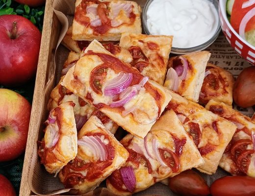 פיצה קלה לילדים: מתכון לחטיפי פיצה מרובעים