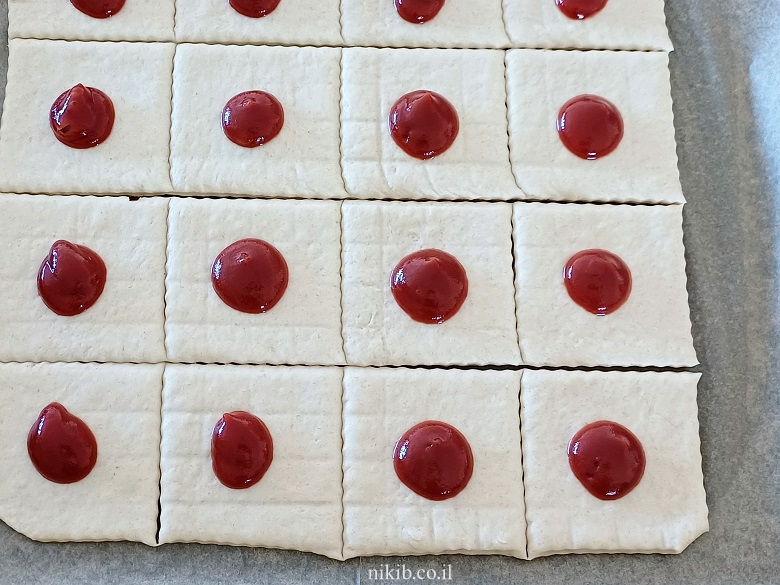 מתכון פיצה במגש: פיצה מרובעת ביתית קלה