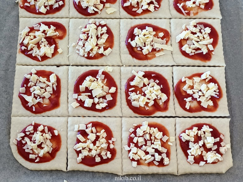 מתכון פיצה במגש: פיצה מרובעת ביתית קלה